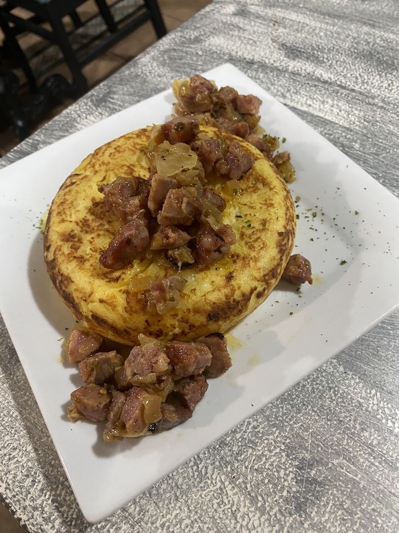 Tortilla de patata con picadillo, servida para compartir